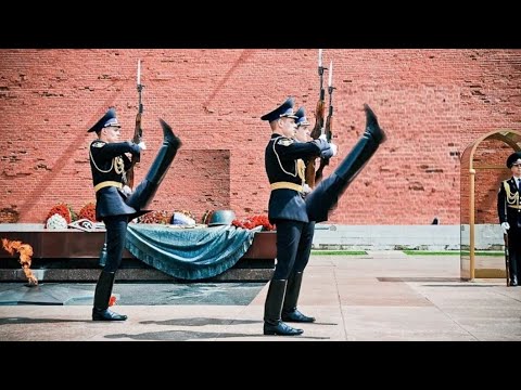 СМЕНА ПОЧЕТНОГО КАРАУЛА У ВЕЧНОГО ОГНЯ В МОСКВЕ.Change of the guard of honor at the Eternal Flame .