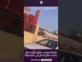 بينشط السياحة مشهد طريف سائح يساعد سائق تاكسي في دفع سيارة 