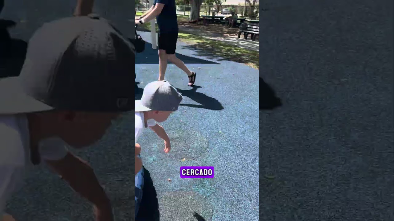 Dia de parque.Ele ama conhecer lugares novos, brincar/conversar com crianças de varias culturas.