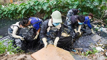 Nhóm bạn trẻ ngâm mình vớt rác dưới dòng kênh đen kịt ở Hà Nội