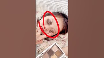 The mother used eye shadow to help the baby quit mobile phone addiction.#funny#cute#shorts