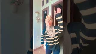 Its Like A Gecko Stuck On Top Like That comedy shortsviral funny trending