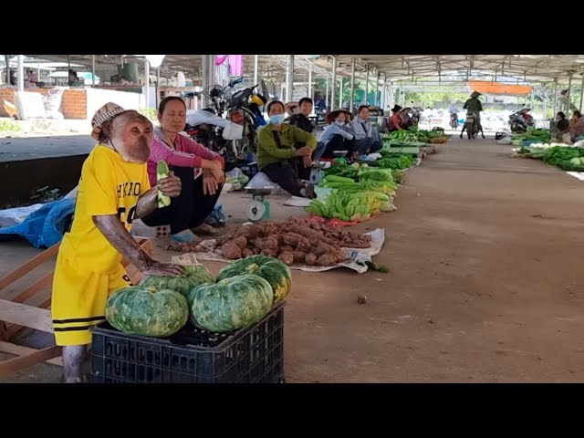 ABU rickshaw harvests gourds to sell and buy beef noodle soup to feed mom class=