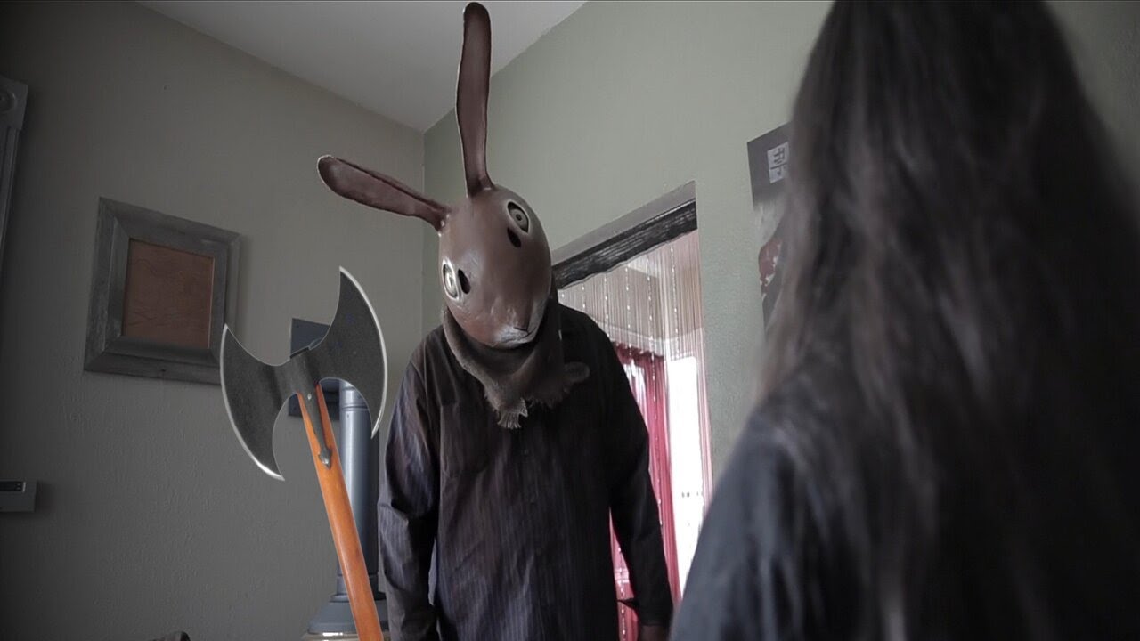 سفاح مشوه مقنع فى قناع الأرنب بيقـ..ــتل أى حد يقرب من صديقته !!! | ملخص فيلم The Rabbit King