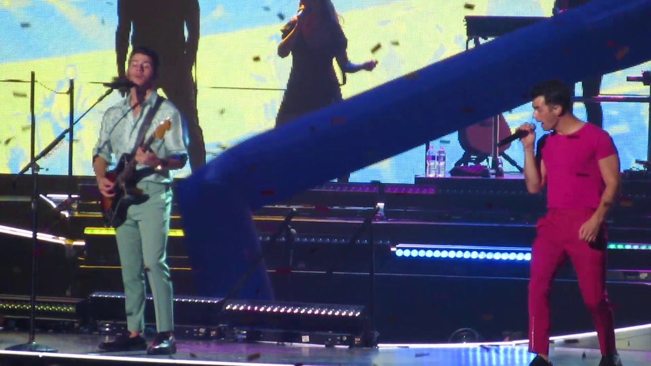 "Cake by the ocean" Jonas Brothers Live YouTube