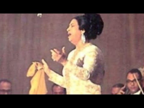 وفضلت أعيش بقلوب الناس وكل عاشق قلبى معاه