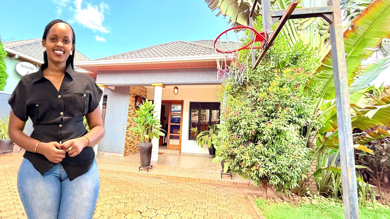 Gura Inzu Idahenze gacuriro ntibisanzwe nawe wayitunga Kandi Ifite ikibanza kinini ntimucike 