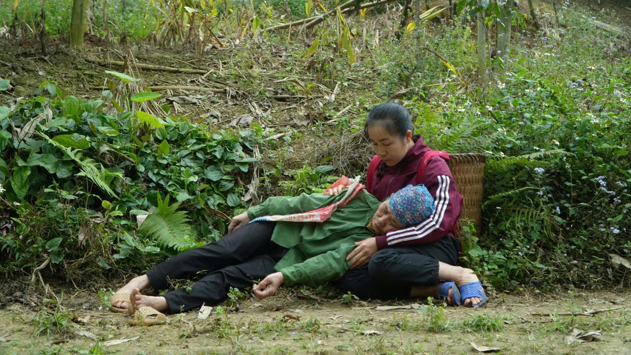 Мать-одиночка помогает пожилой женщине, которая живет одна и не на кого положиться.