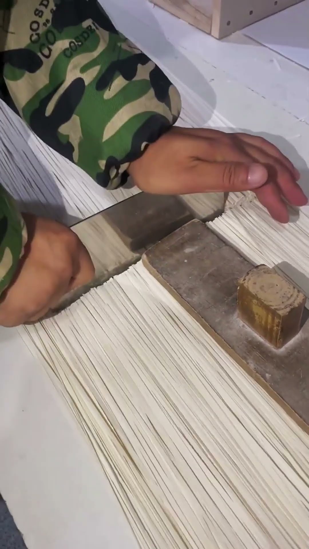 Cut the noodles with a kitchen knife- Good tools and machinery make work easy
