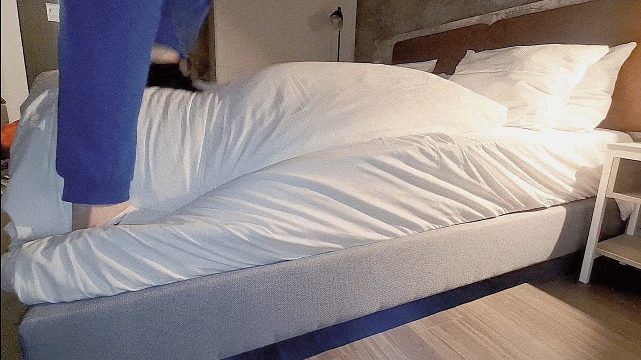 Jumping on my favourite hotel bed in white and black ankle socks... so soft and bouncy 🤩