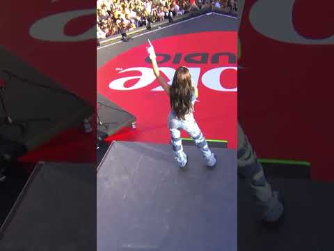 María Becerra canta