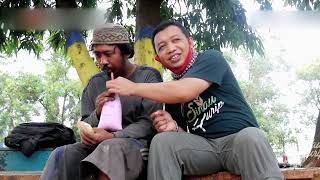 De Jeunes Sans-Abri Nettoient La Place De La Ville