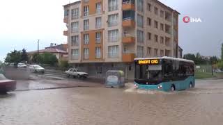 Sivasta Şiddetli Yağış Caddeleri Göle Çevirdi