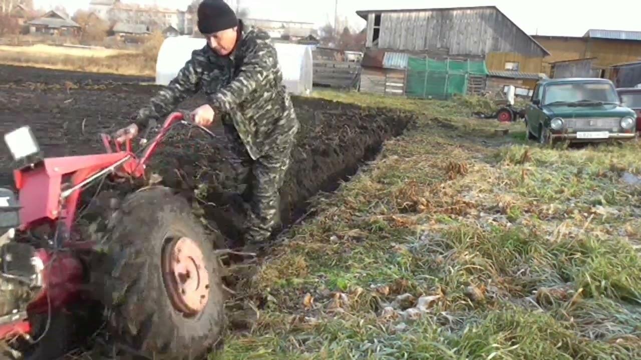 Новый плуг.Самодельная сцепка.Пашем нашу землю мотоблоком МТЗ.