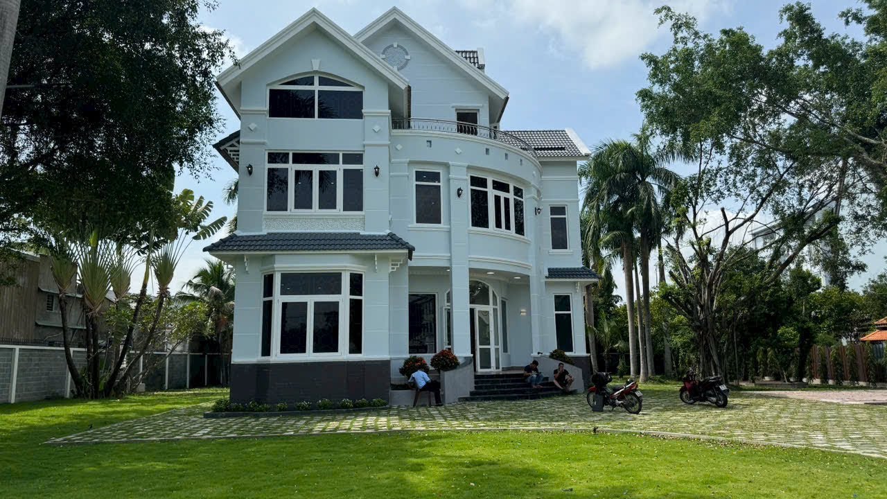 BIỆT THỰ 3,200MV RỘNG NHƯ SÂN BÓNG VỊ TRÍ MẶT TIỀN ĐƯỜNG ĐẮC ĐỊA TẠI TP HCM GIÁ RẺ BẤT NGỜ LUÔN 