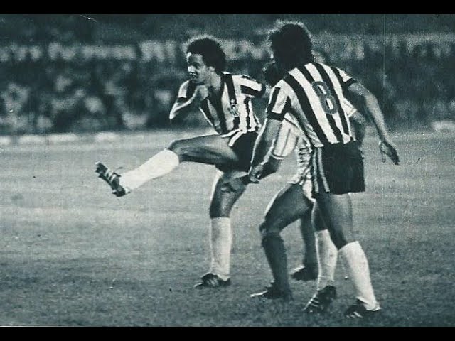 1977 - Reinaldo against Michel Platini's France (Atlético MG vs
