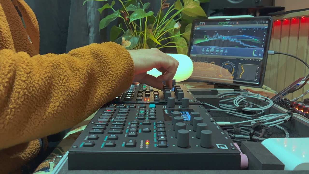 1980’s UFO sighting - MUSIC VIDEO - Digitone ELEKTRON