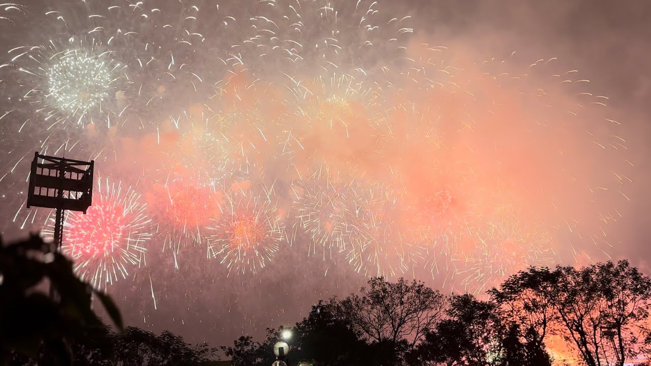 Pháo hoa tầm cao chúc mừng năm mới 2026