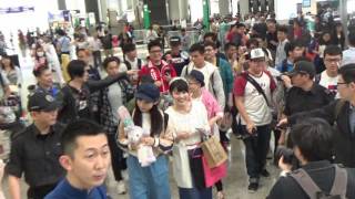 AKB48 - 山田菜菜美(やまだ ななみ)、岡部麟(おかべ りん)、小栗有以(おぐり ゆい) Hong Kong Airport Arrival 香港空港 20170429