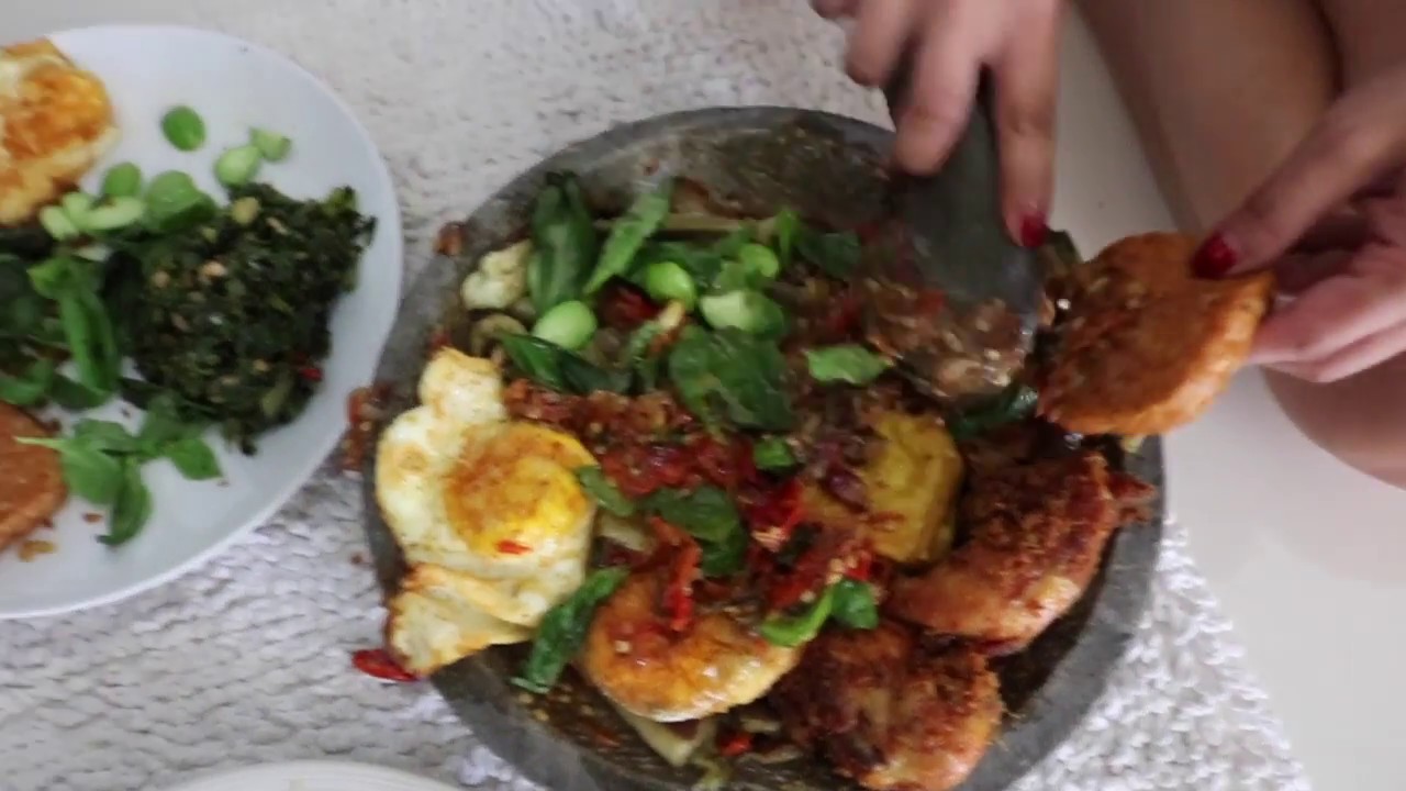 GANAS.... Sambal Bawang & Penyet Terong Satu Cobek Ludessssss.....!!! Saking Enaknyaaaa