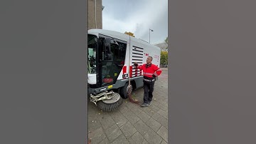 Martin met de nieuwe elektrische veegwagen