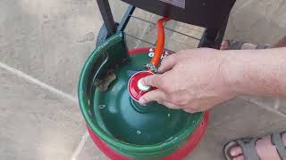 Connect and disconnect a gas cylinder for a barbecue