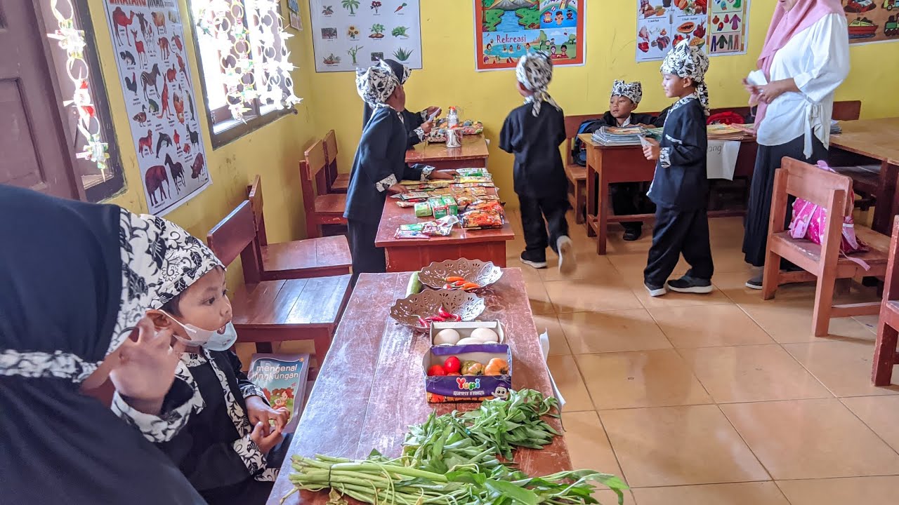 Bermain Peran Pedagang (Tema Profesi)