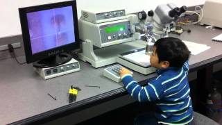 4 year old kid using westbond 4546E wire bonding 四岁小孩操作压焊机