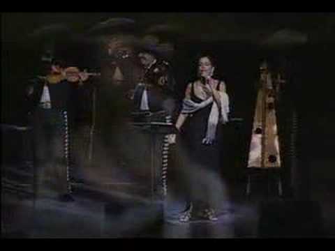 Eugenia León "La mesera"
