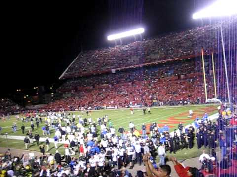 Oregon Ducks are booed and attacked with flying debris as they exit the field after defeating the Arizona Wildcats. You stay classy, UofA!