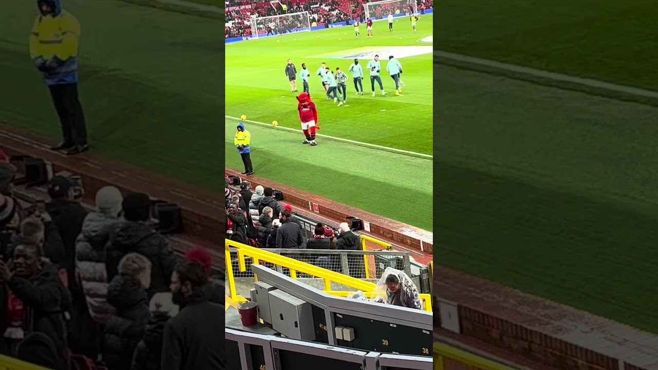 Man United mascot dancing  ?🤔🤔🤔