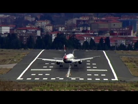 Plane struggles to land in heavy winds at San Sebastian airport