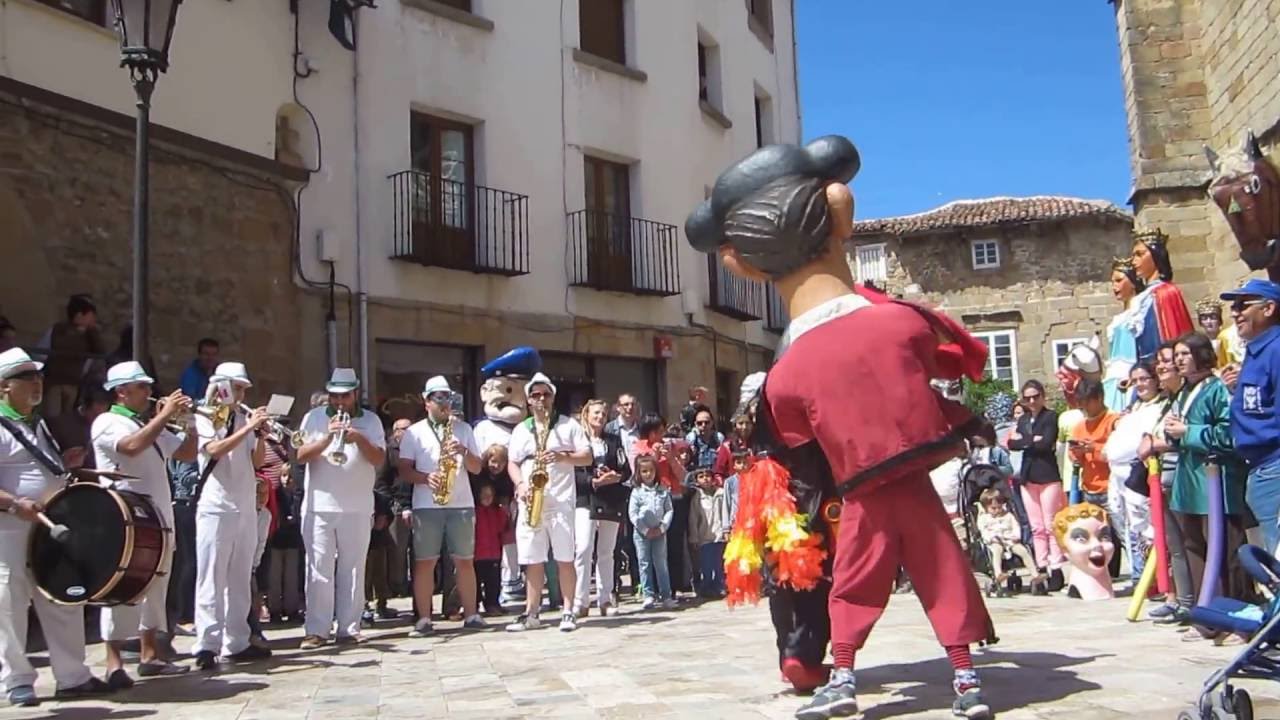 Gigantes y cabezudos de Aranda de Duero en Aguilar de Campoo 2016
