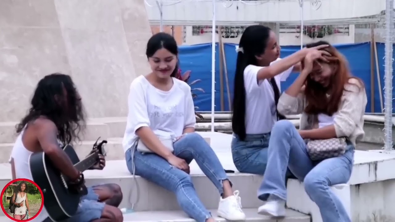 Она учительница? Боже мой!