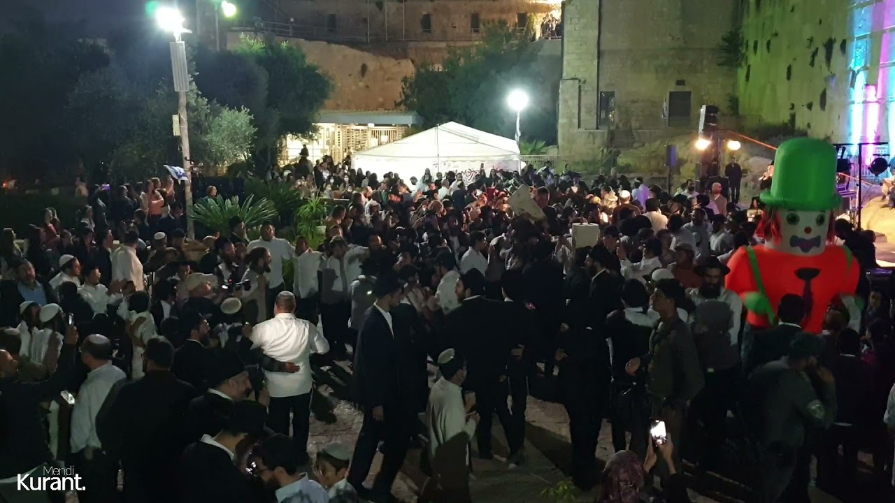 תיעוד מהשמחה במערת המכפלה - הקפות שניות תשפ"ב | מנדי ג'רופי ומושמוש