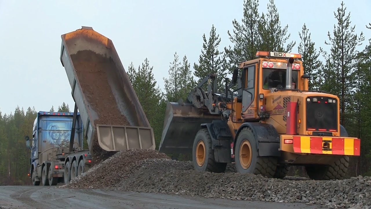 Ljungby L15 | Grading out 0-70 Gravel @ Roadwork project