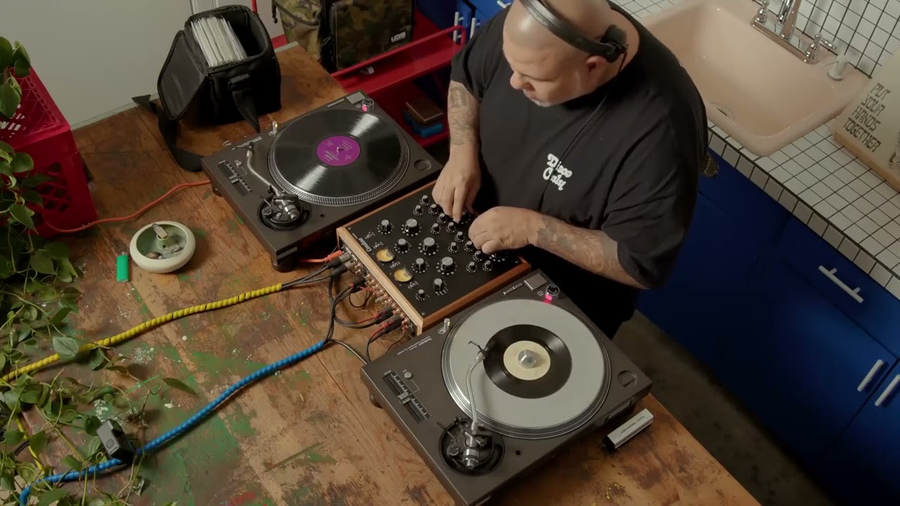 The Nu'rons - Disco Hustle (Vinyl Studio Session with Supreme La Rock)