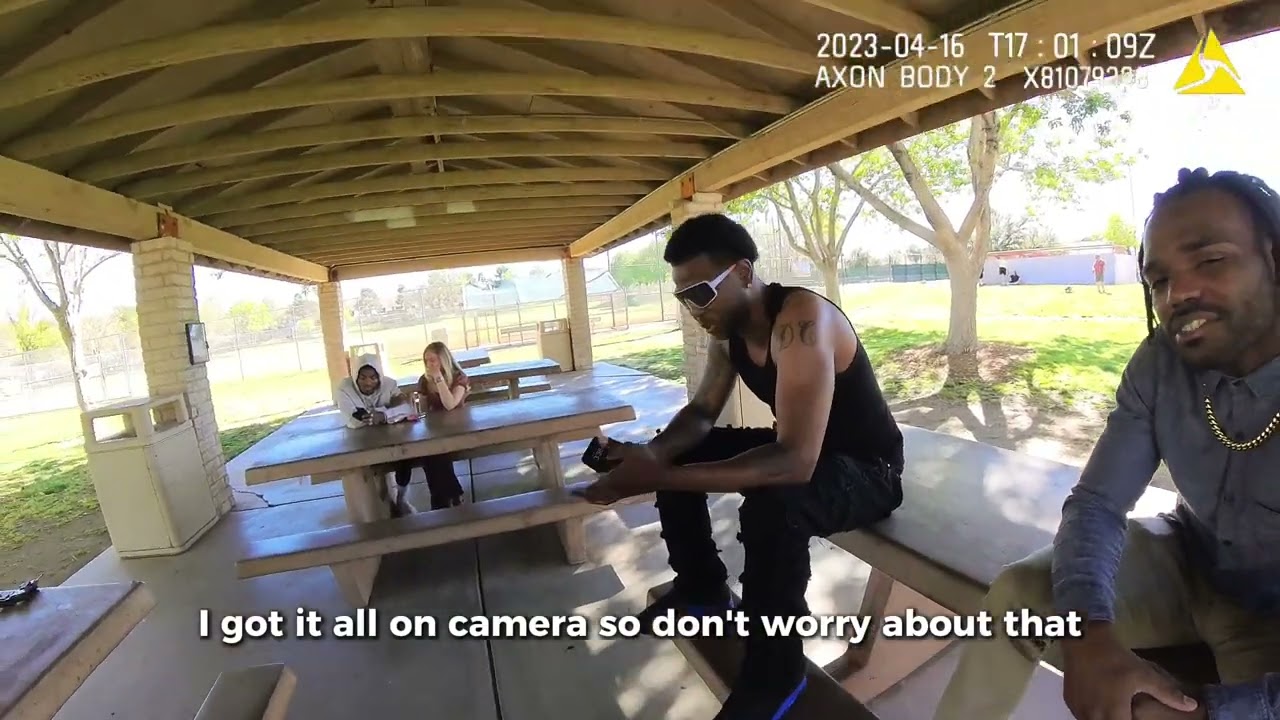 Адвокат знает свои права, а полицейский обучен своим начальником