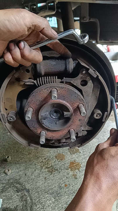 pengecekan piston rem yang macet pada mobil#shorts