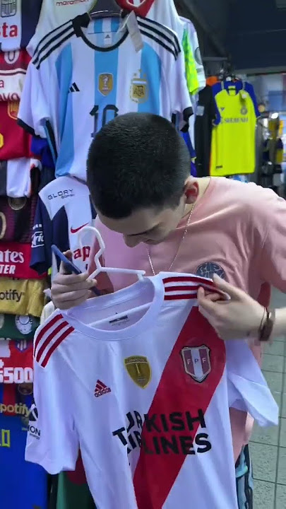 La camiseta de Rosalía en el Barça crea polémica: hasta 2.000 euros por una  camiseta que cuesta menos de 125 euros