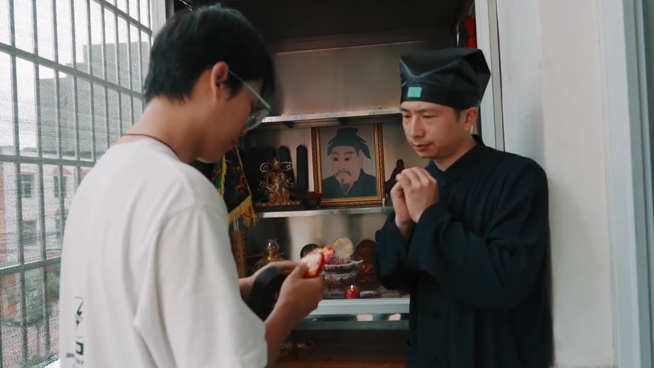 在江西碰到一位90后，祖上四代都是道士，给我展示了祖传的法器…