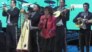 Angelica Maria, Vicente Fernandez y Los Tigres del Norte en la fiesta de  Campaña de Hillary Clinton