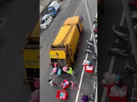 THE LEGENDARY MUSICAL GARBAGE TRUCK IN TAIWAN #garbagetruck #taiwan #shorts