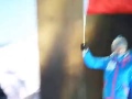 Антон Бабиков несет флаг России на церемонии открытия ЧМ-2017 по биатлону