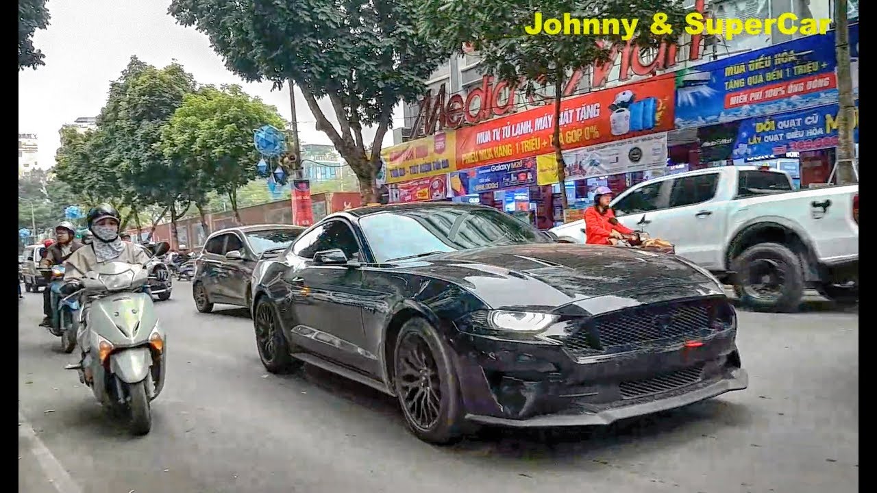 Ford Mustang GT 5.0 2018 độ Pô Akrapovic gầm rú trên phố Hà Nội