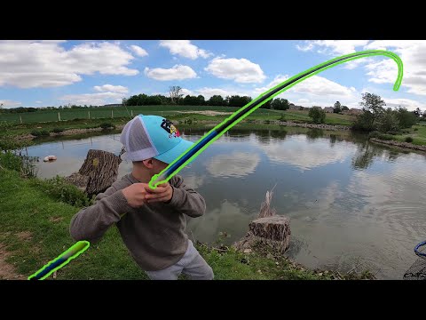 Il A 5 ANS IL PÊCHE Un POISSON COMBAT ÉPIQUE