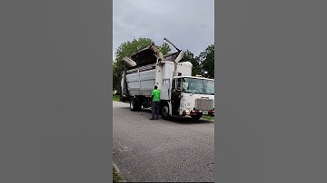 Labrie Top Select/Autocar still getting it done #trashtrucks #garbagetruck  #recycling #refuse