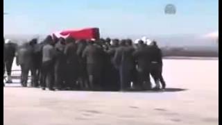 Ölüm Marşıyla Uçağa Götürülen Şehidin Silah Arkadaşları Resimi