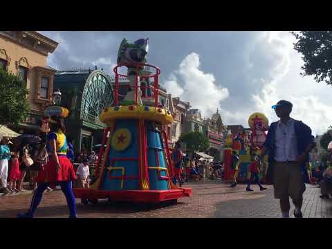 ピクサーの仲間たちと一緒に騒ごう！香港ディズニーランドの水浴びストリートパーティー