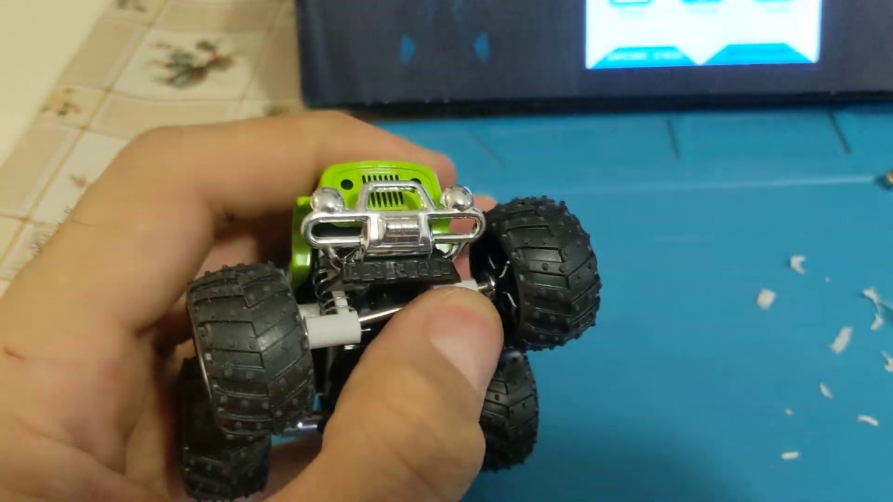 Игрушечная сломанная машина